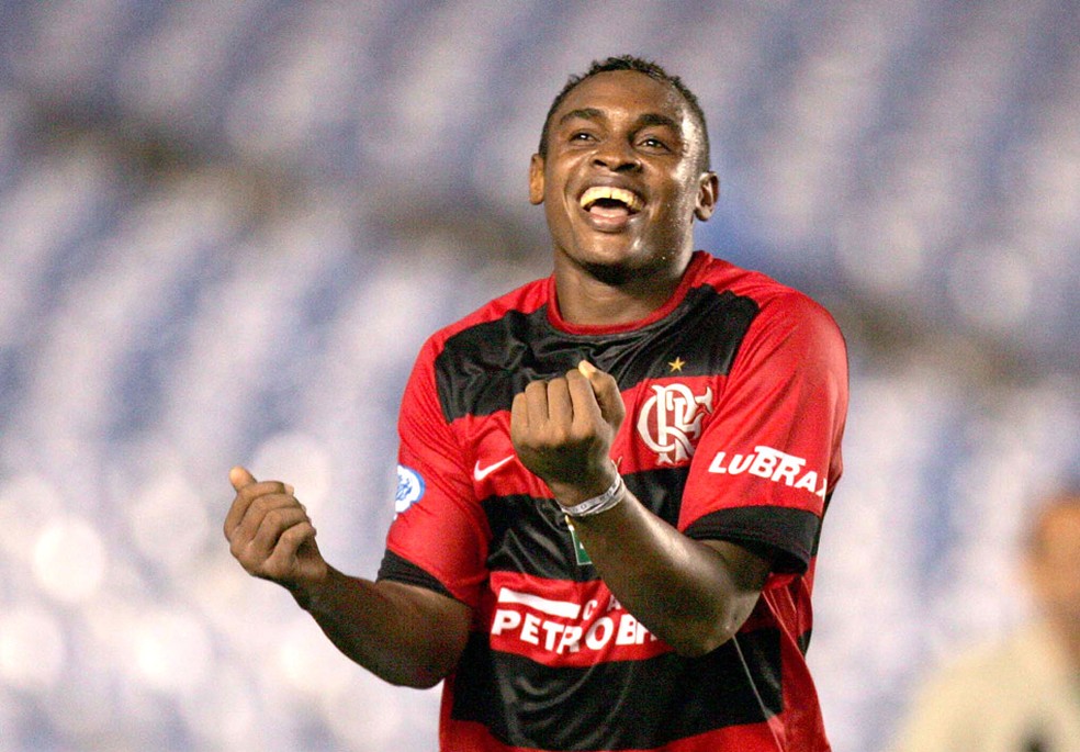 Obina foi herói do Flamengo em 2006 — Foto: Agência O Globo