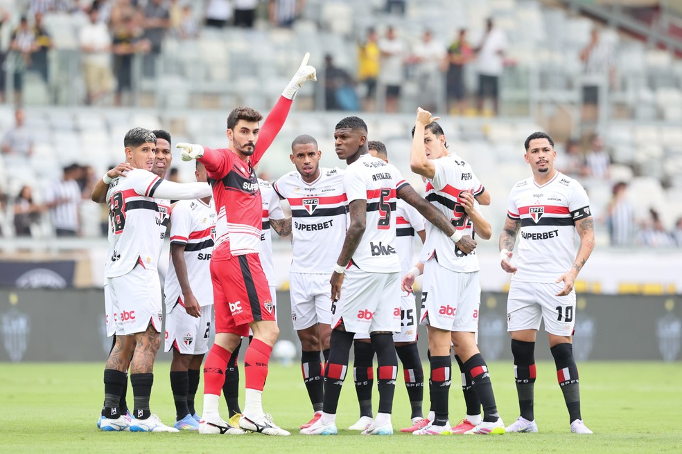 Jogadores do São Paulo reunidos antes do jogo contra o Atlético-MG — Foto: Gilson Lobo/AGIF