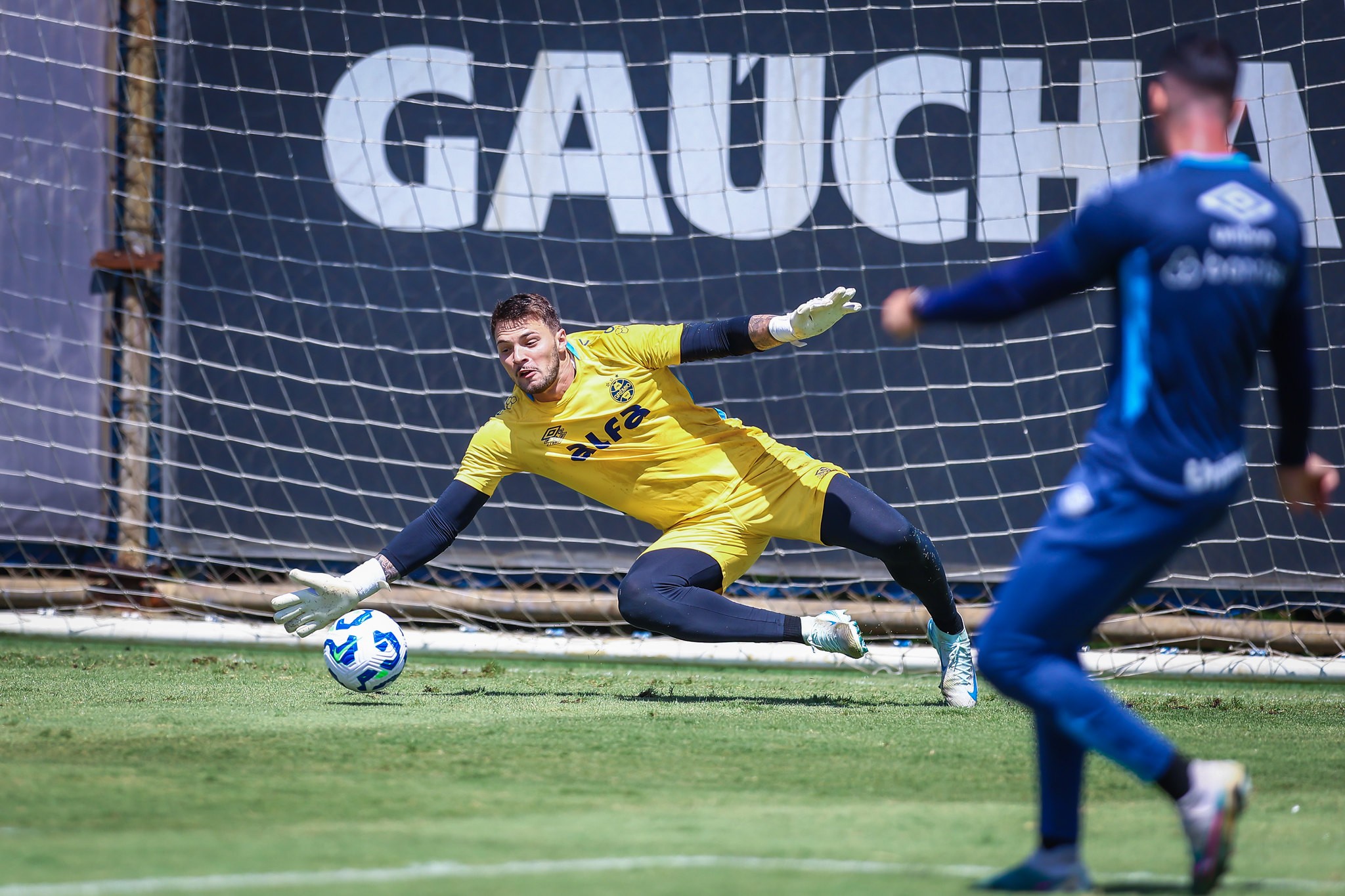 Grêmio recebe proposta por Grando em meio a novas negociações no gol