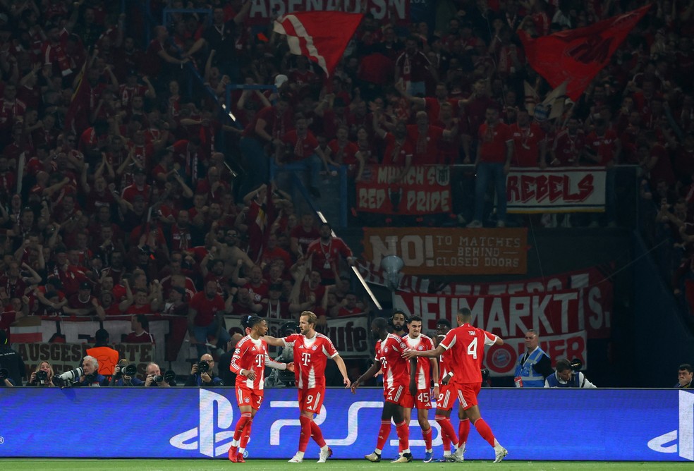 Olise comemora com a torcida do Bayern — Foto: REUTERS/Gonzalo Fuentes