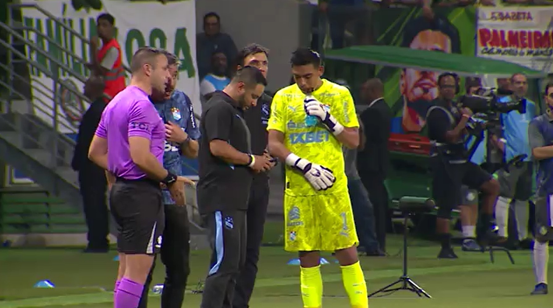 Goleiro do Sporting Cristal olha celular antes de pênalti; assista | Ge