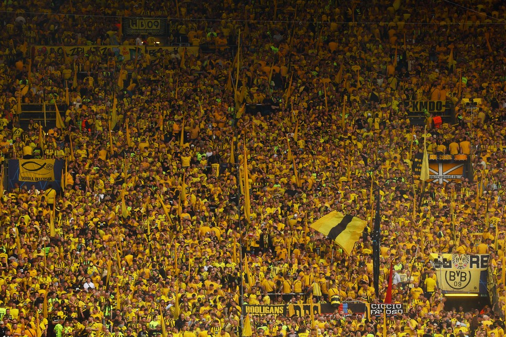 Muralha Amarela, famosa torcida do Borussia Dortmund, em jogo com o PSG na Champions — Foto: Thilo Schmuelgen/Reuters