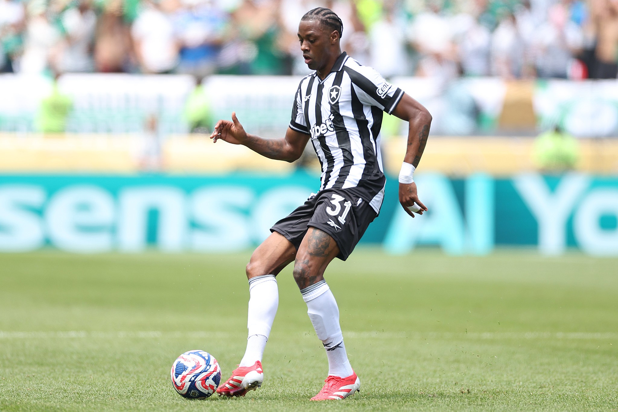 Sem Jair, Botafogo repete filme na zaga e vê Kaio Pantaleão ganhar espaço imediato
