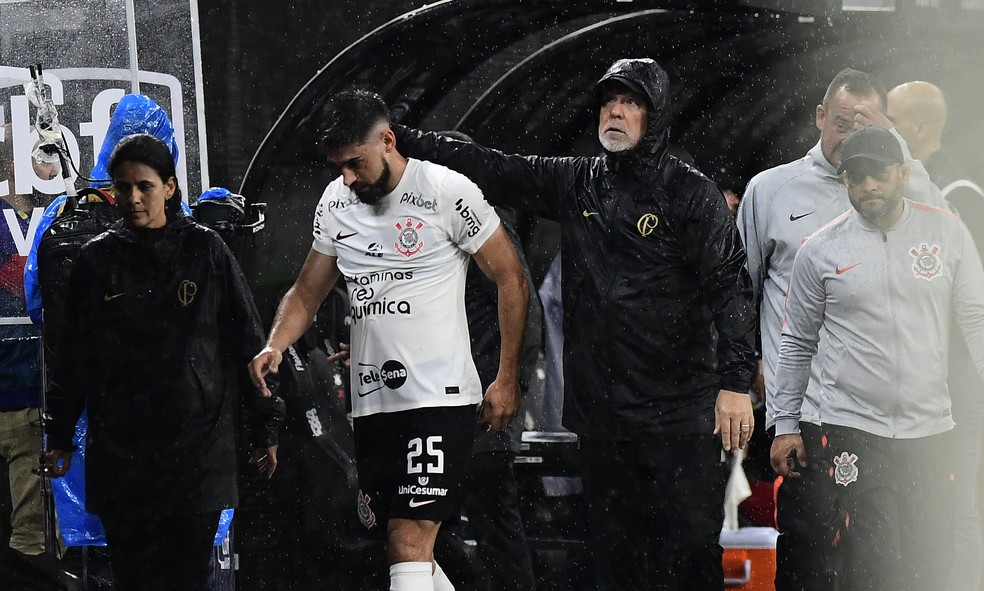 Bruno Méndez sai lesionado em Corinthians x Flamengo — Foto: Marcos Ribolli