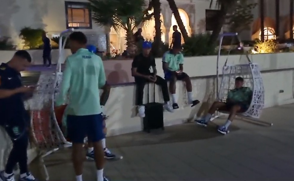 Jogadores da seleção olímpica do Brasil aguardam fora dos quartos após terremoto em Marrocos — Foto: CBF