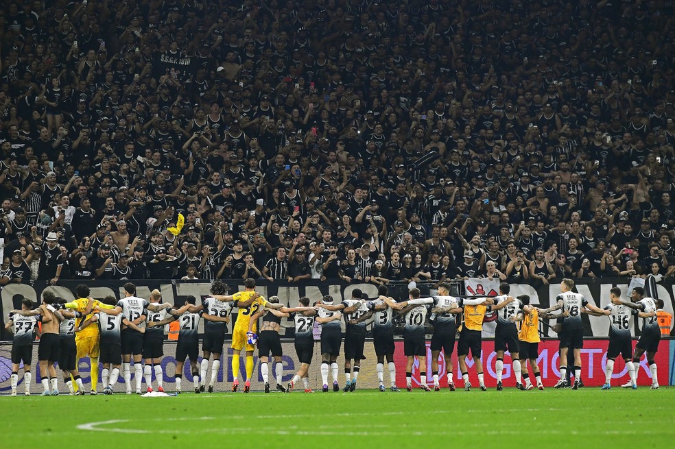 Jogadores do Corinthians fazem o "poropopó" com os torcedores — Foto: Marcos Ribolli