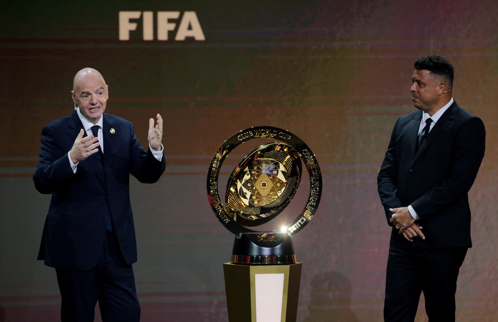 Presidente da FIFA e Ronaldo exibem o novo troféu do Mundial de Clubes 2025 — Foto: Reuters