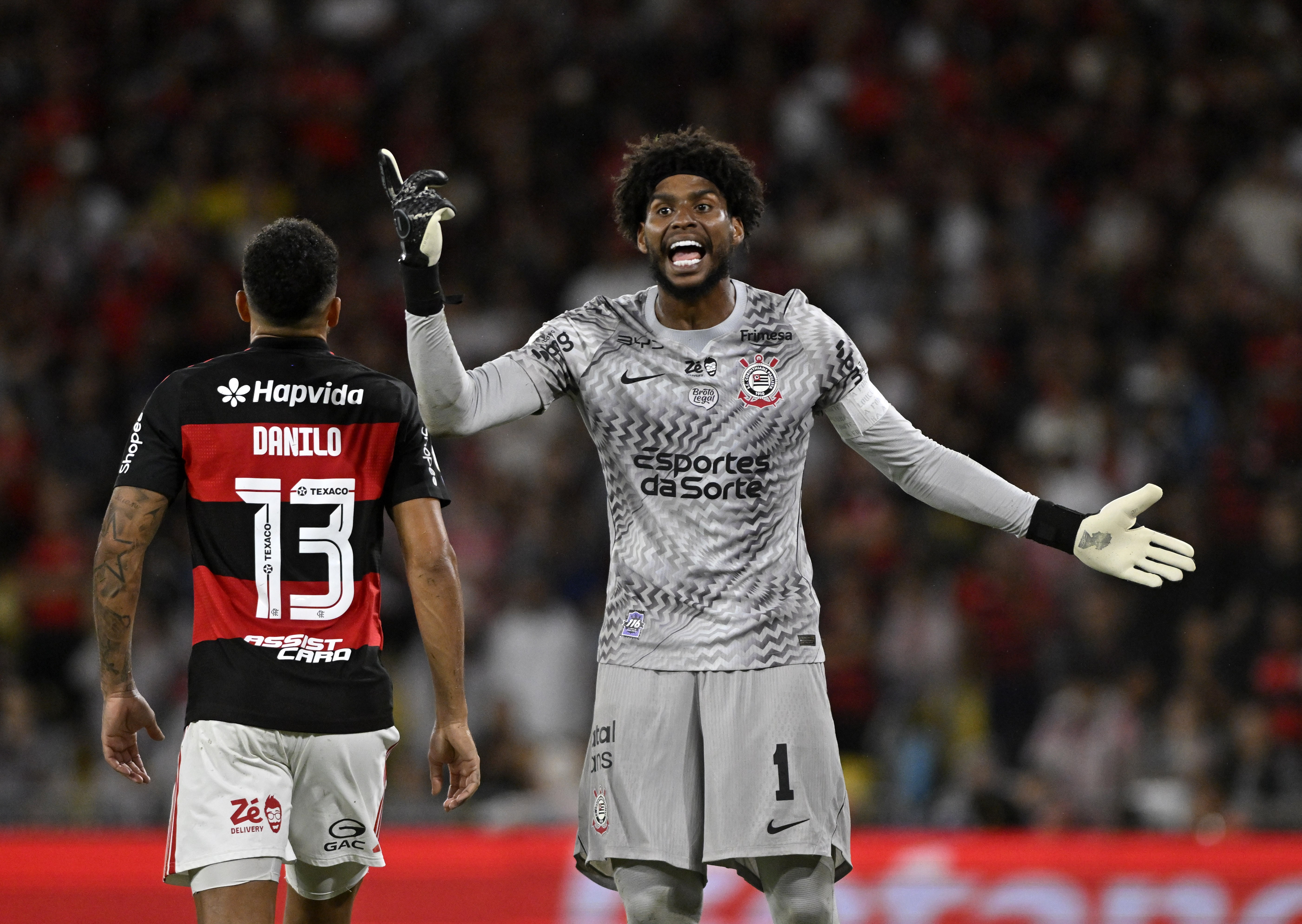 Hugo Souza lamenta derrota, mas elogia postura e garotos do Corinthians: "Levantar a cabeça"