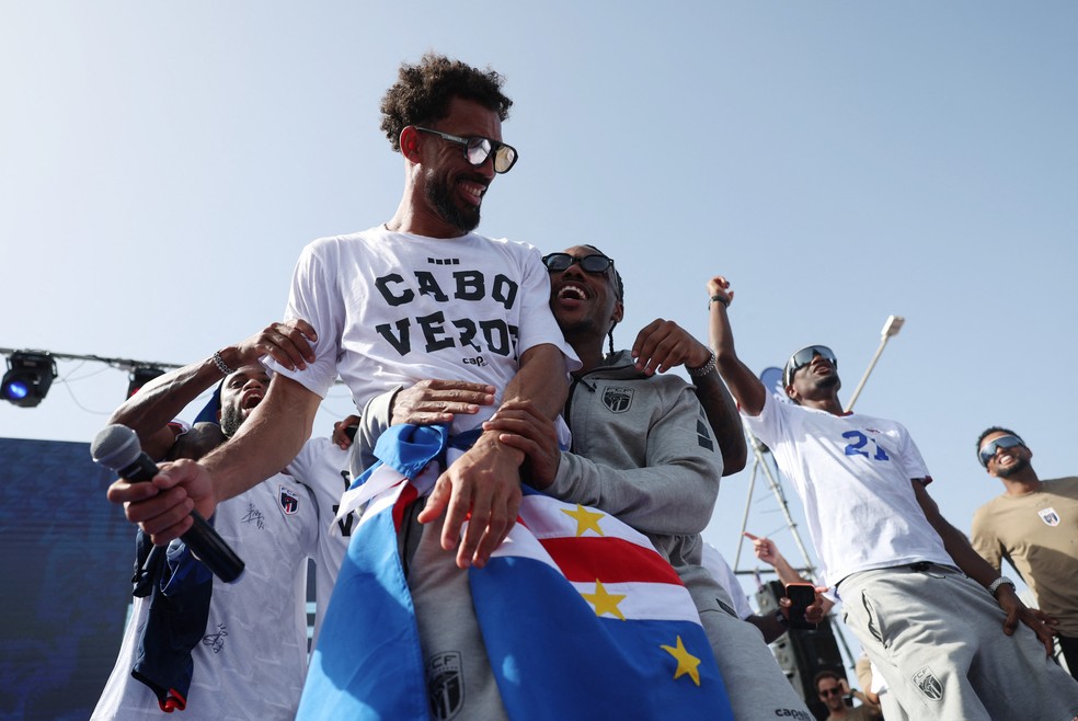 Vozinha é celebrado na chegada de Cabo Verde — Foto: Reuters