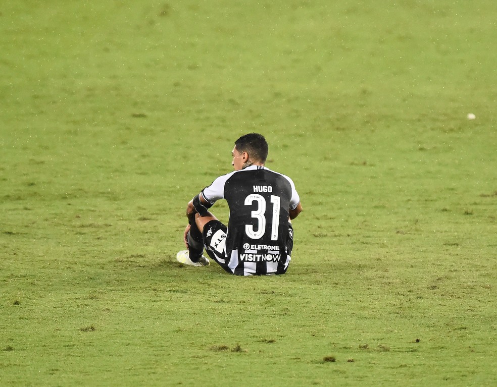 Hugo fica sentado na beira do campo — Foto: André Durão