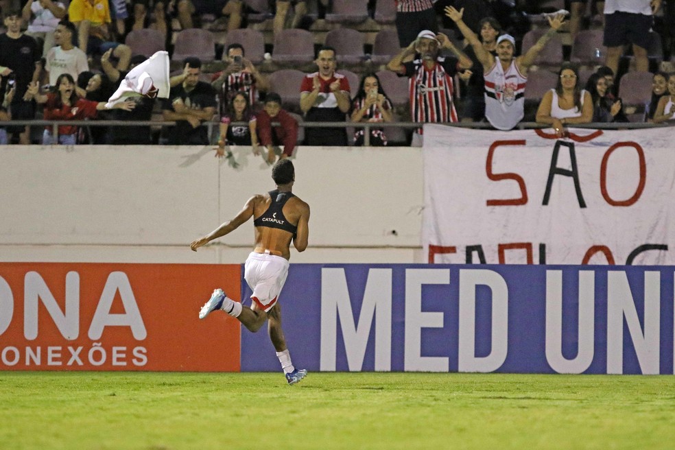 Kauê comemora classificação do São Paulo na Copinha — Foto: Célio Messias/São Paulo FC