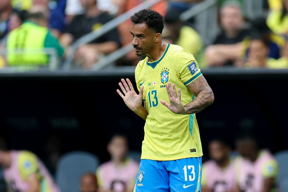 Danilo Brasil x Japão Copa do Mundo Seleção — Foto: Torbjorn Tande/DeFodi Images/DeFodi via Getty Images