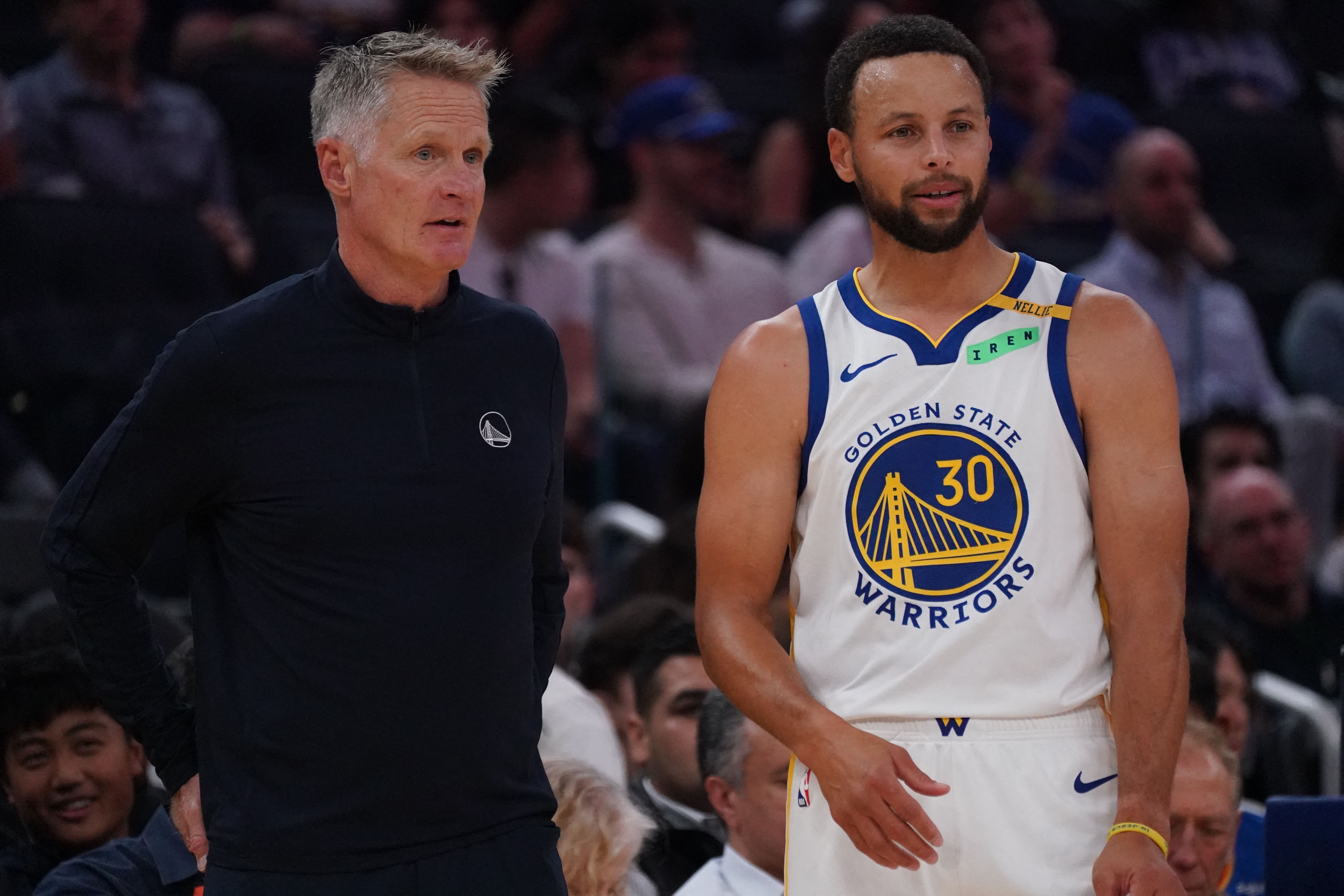 Técnico dos Warriors descarta lesão de Curry após astro machucar tornozelo: "Treinou sem restrições"