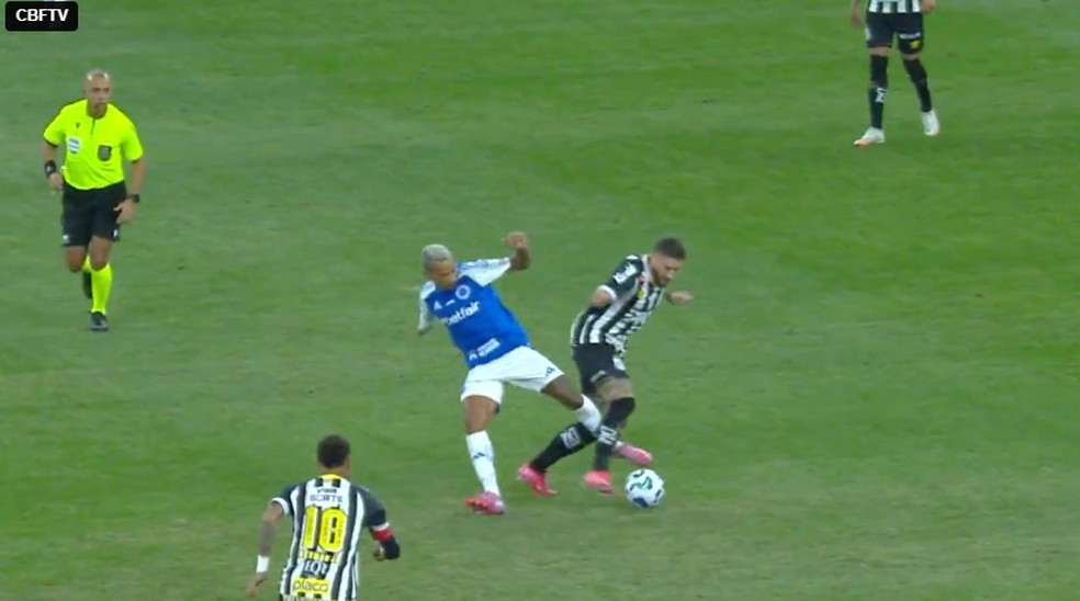 Matheus Pereira em disputa de bola com Zé Rafael — Foto: Reprodução/ CBF