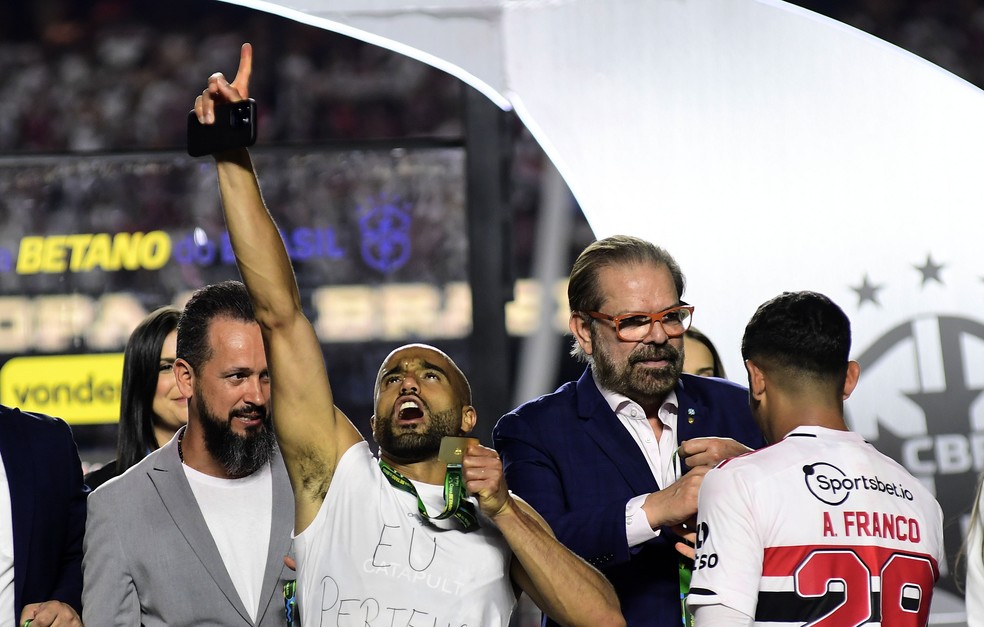 Lucas Moura comemora título da Copa do Brasil pelo São Paulo — Foto: Marcos Ribolli