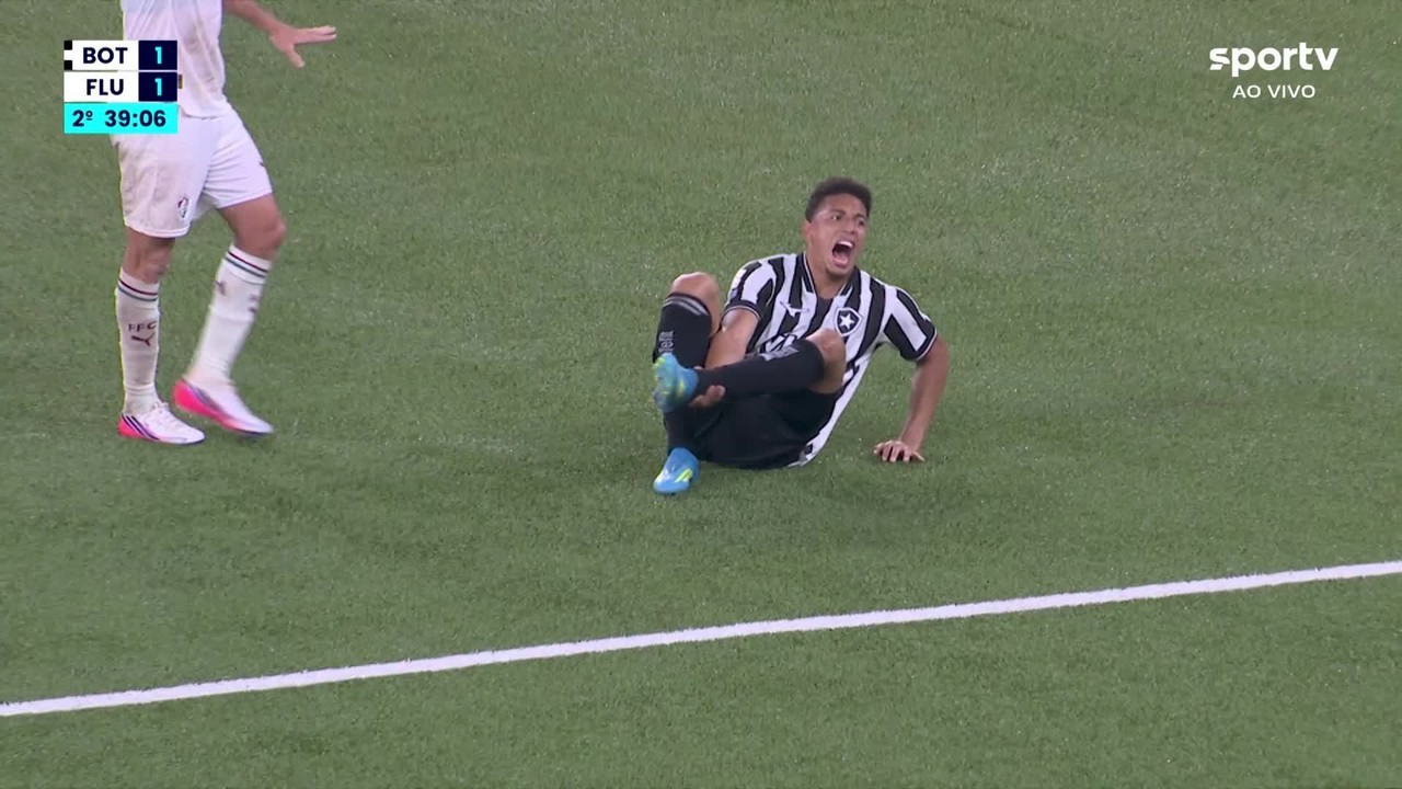 Barrera se machuca sozinho e sai de campo chorando no Botafogo x Fluminense; veja lance