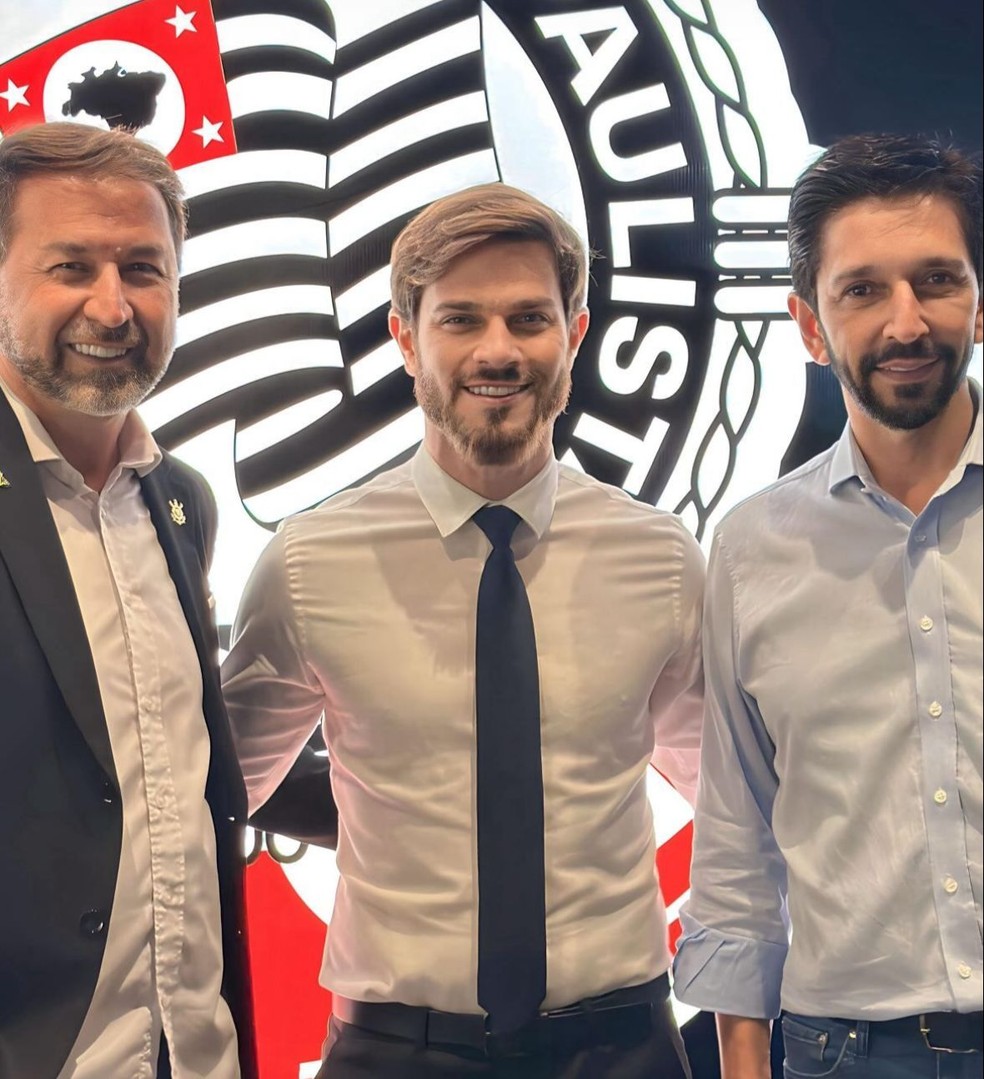 Augusto Melo, presidente do Corinthians, Felipe Becari, secretário de Esportes de São Paulo, e Ricardo Nunes, prefeito da cidade — Foto: Divulgação