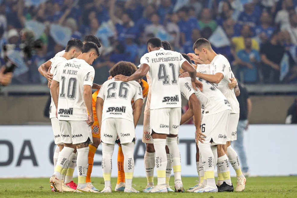 Jogadores do Corinthians reunidos antes da partida contra o Cruzeiro — Foto: Gilson Lobo/AGIF