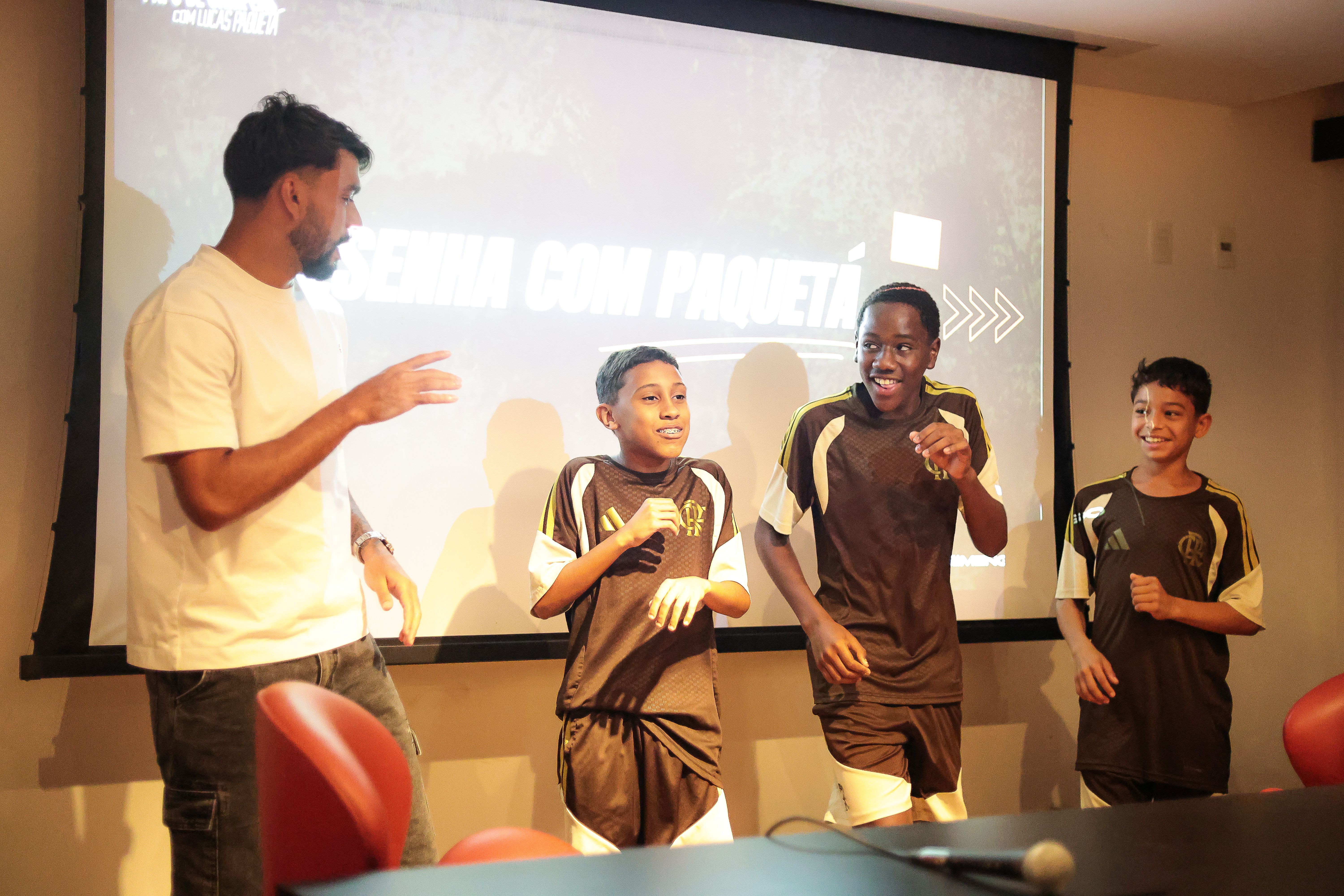 Paquetá participa de encontro com jovens da base do Flamengo: "Vivi um momento mágico"