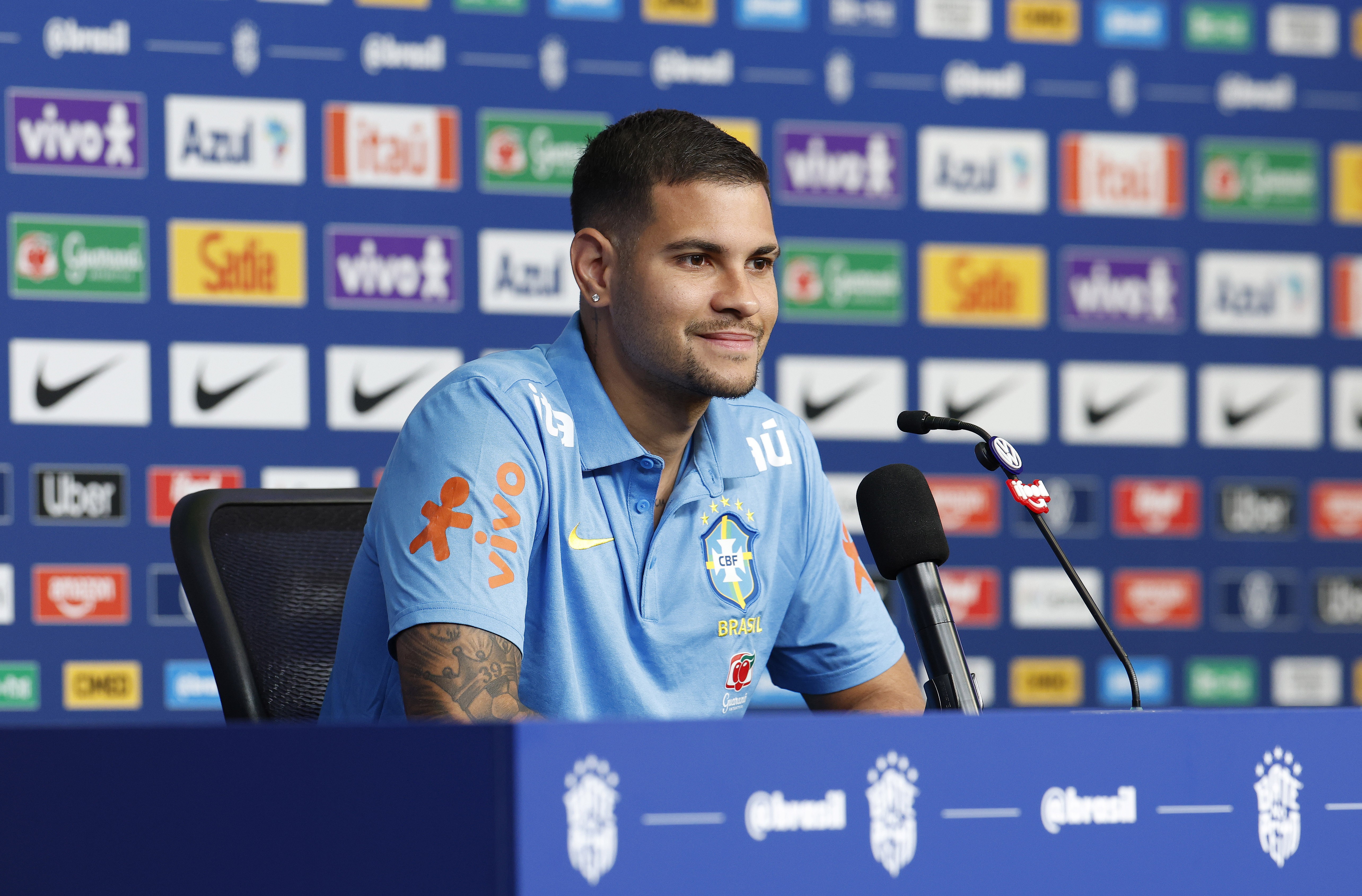 Bruno Guimarães posta mensagem à torcida antes da estreia na Copa: "Vamos com tudo"