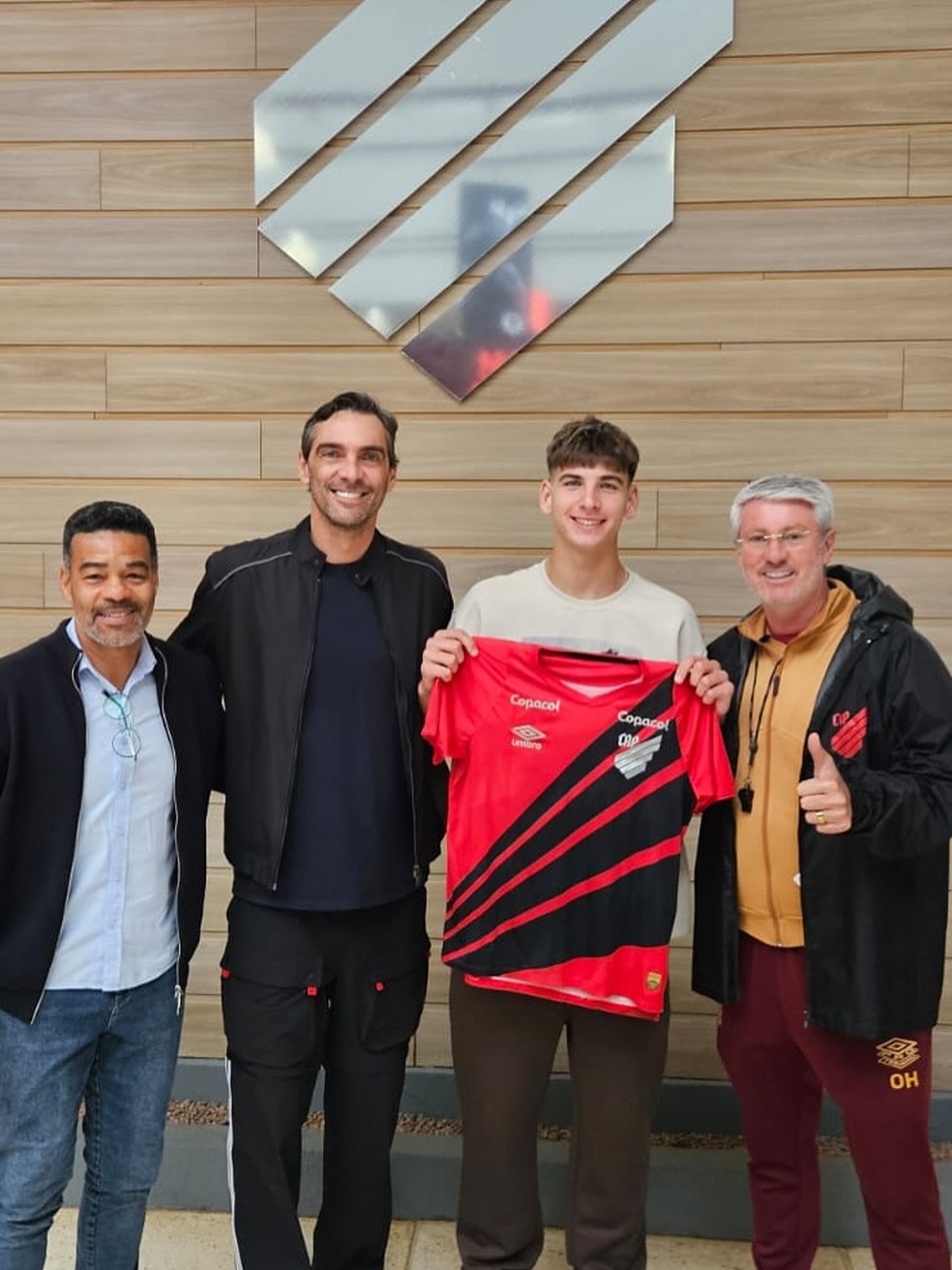 Filho de Giba se destaca no futebol e assina com o Athletico: "Dia de mais orgulho na vida"