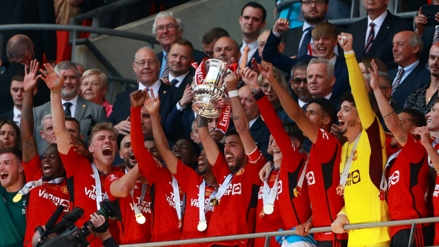 Bruno Fernandes ergue a taça da Copa da Inglaterra conquistada pelo Manchester United