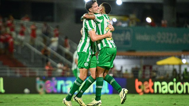  Luan Martins e Allanzinho comemoram gol do Juventude 