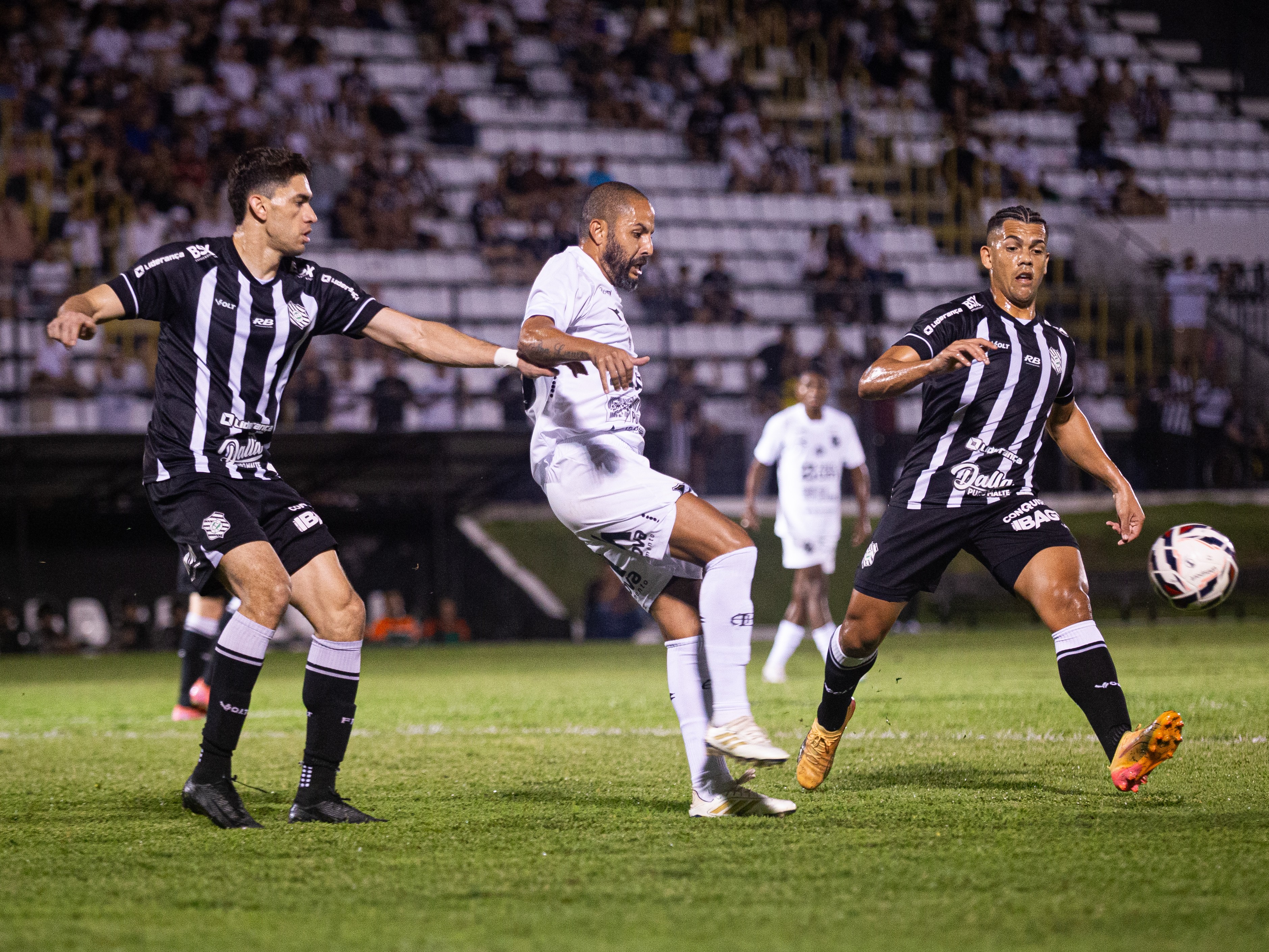 Figueirense empata e segue ameaçado; "Fomos prejudicados", diz Pintado