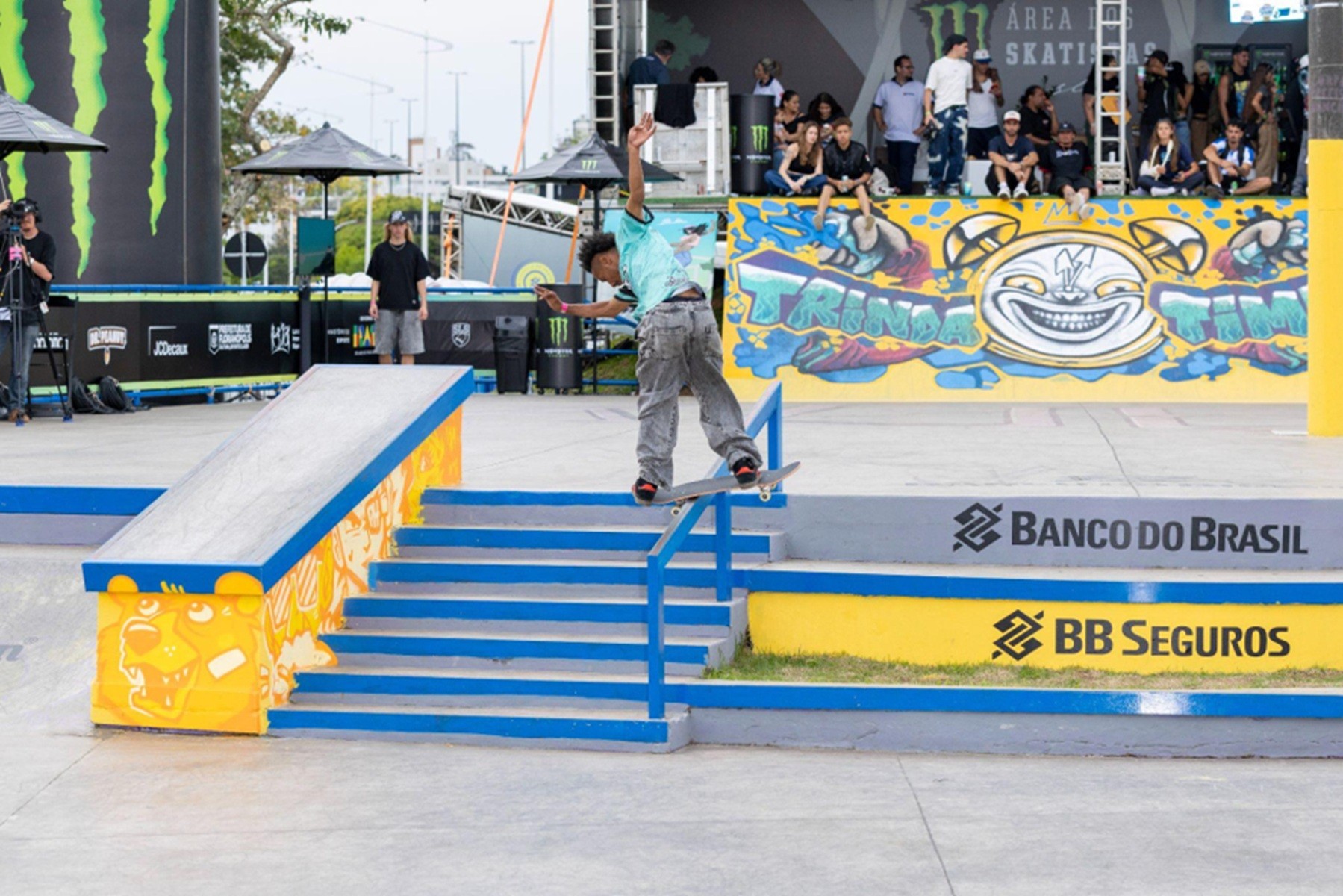 Atleta de skate em ação durante competição no Complexo Tarumã, Curitiba