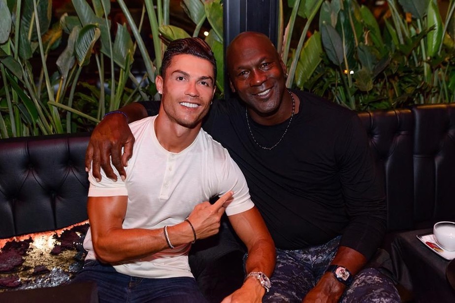 Cristiano Ronaldo registra encontro de lendas com Michael Jordan