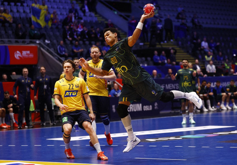 Ed arremessa em Brasil x Suécia Mundial de Handebol 2025 — Foto: REUTERS/Susana Vera