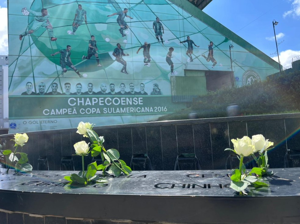 Memorial da Chapecoense recebe flores na manhã desta quarta-feira — Foto: Andrielli Zambonin/NSC