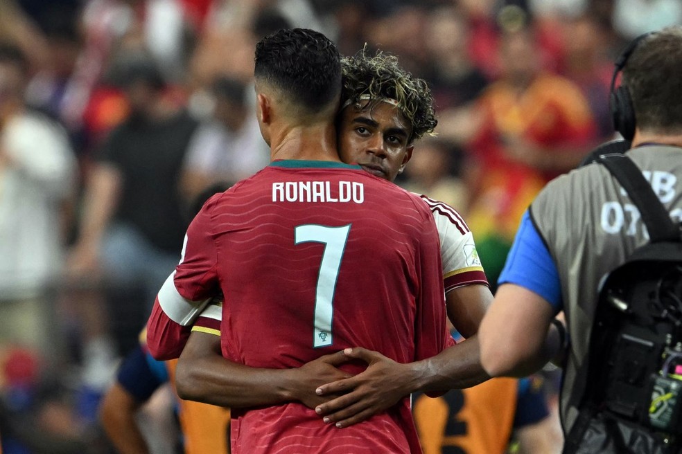 Lamine Yamal consola Cristiano Ronaldo após Espanha x Portugal — Foto: AFP