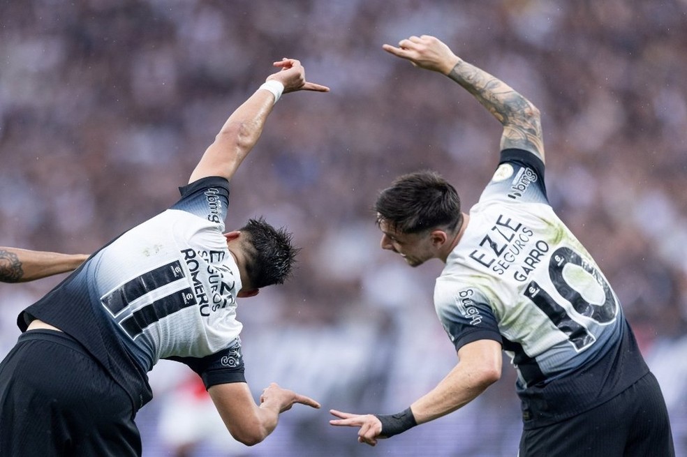 Romero e Garro comemoram gol com fusão no Corinthians em 2024 — Foto: Rodrigo Coca / Agência Corinthians