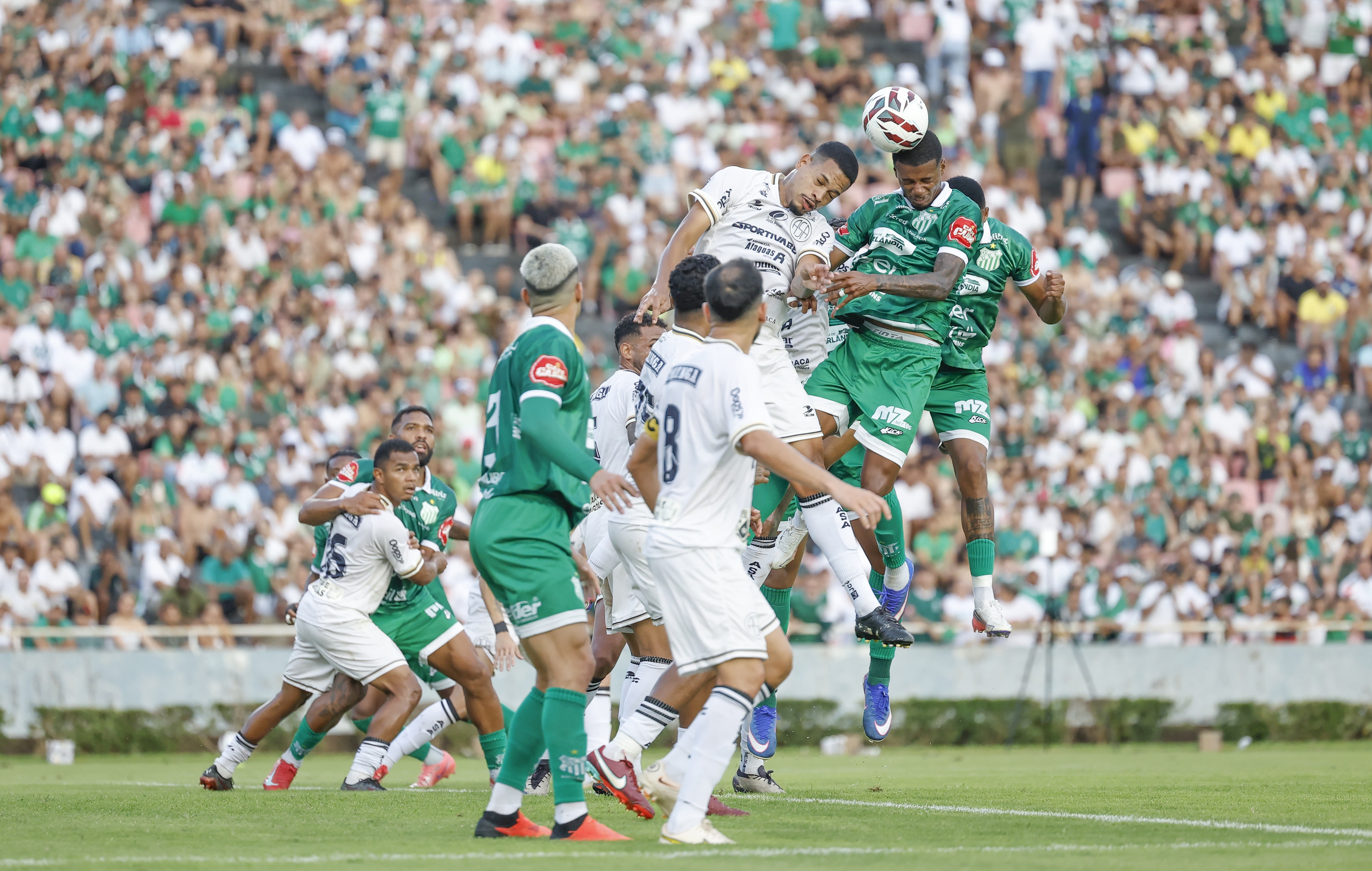Jogadores do ASA comemoram na final da Série D com torcida ao fundo