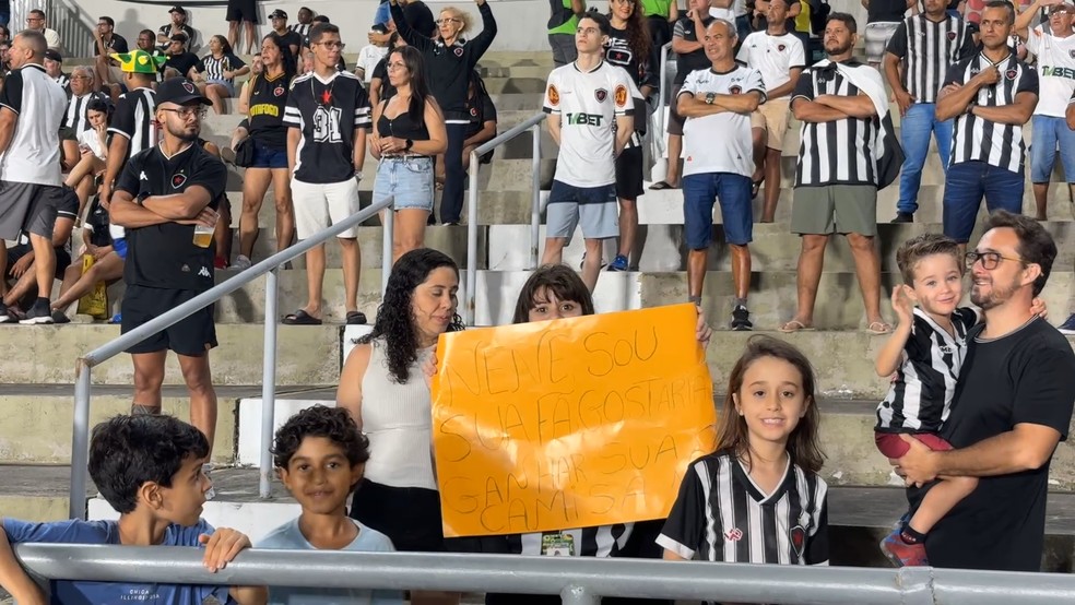 Sofia com cartaz pedindo camisa a Nenê Botafogo-PB