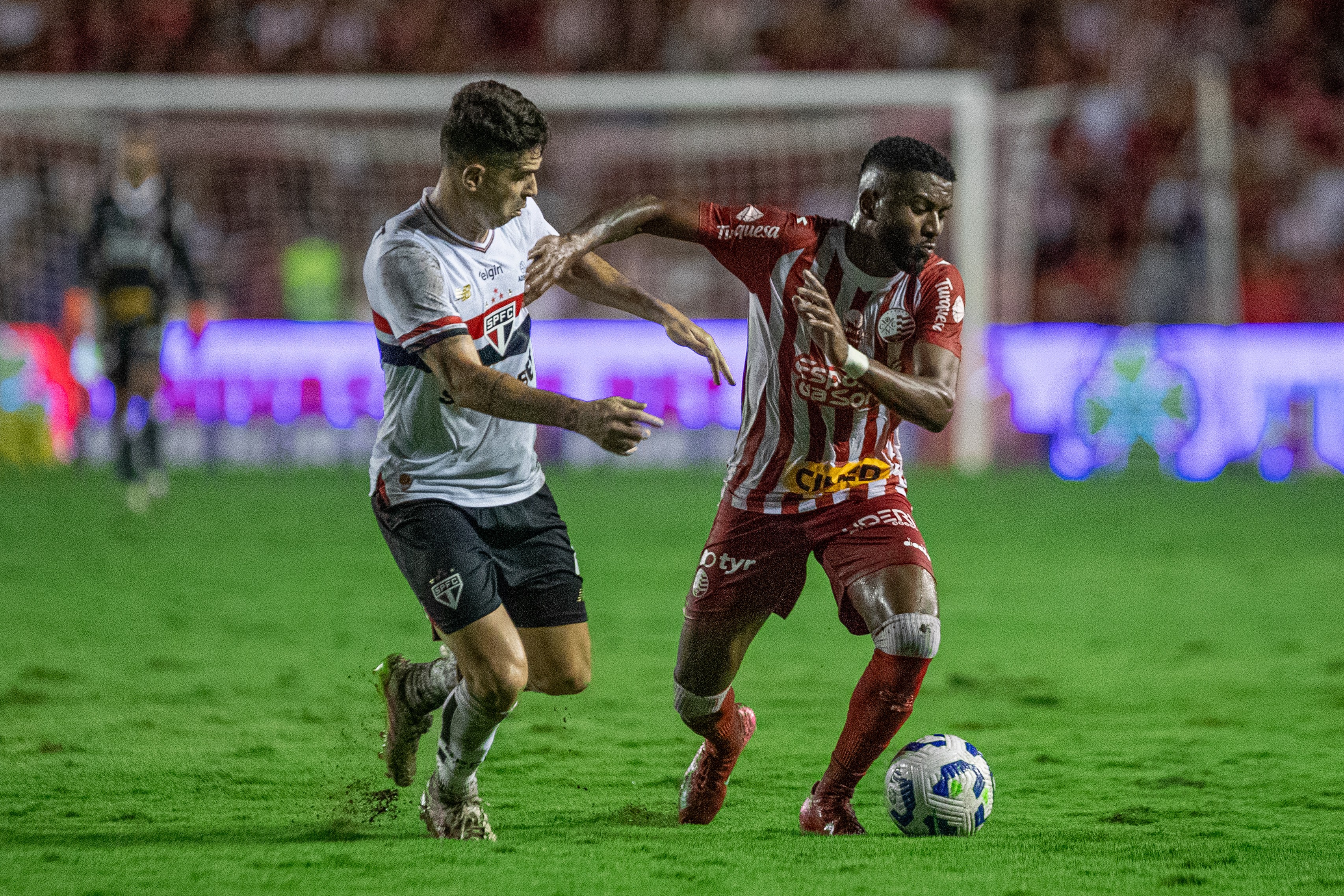 Oscar brilha em nova função e se destaca no São Paulo em busca da seleção