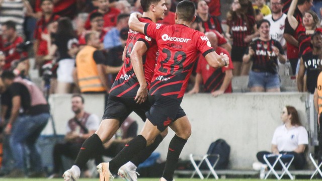Vitor Bueno comemora gol do Athletico-PR contra o Santos