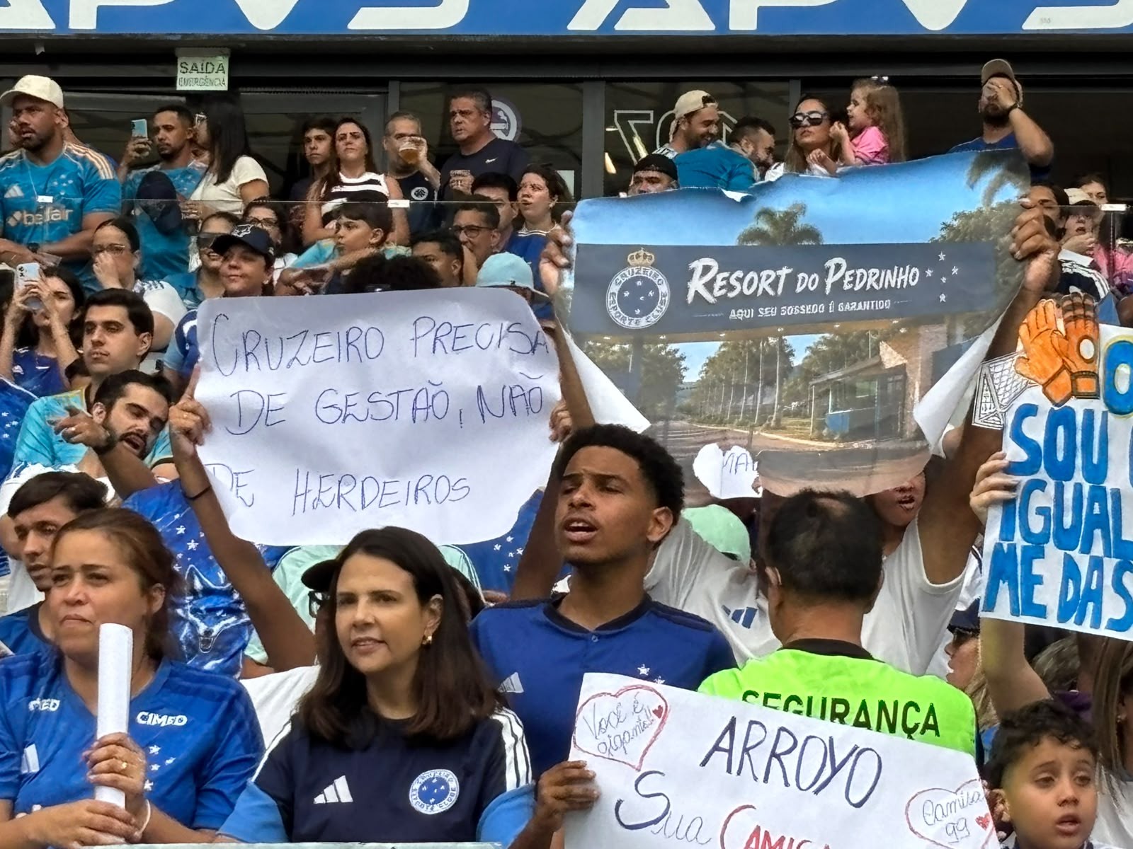 Torcedores do Cruzeiro protestam contra elenco e diretoria: "Resort do Pedrinho"; veja reação do dono