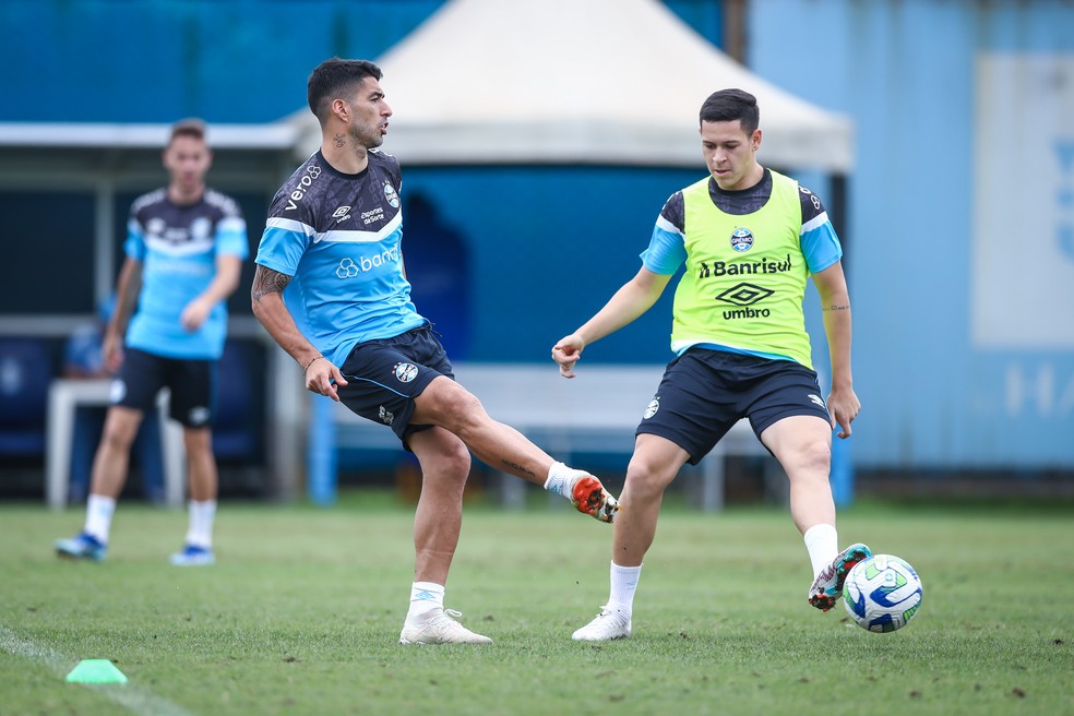 Suárez e Natã em treino do Grêmio, no CT Luiz Carvalho — Foto: Lucas Uebel/Grêmio FBPA