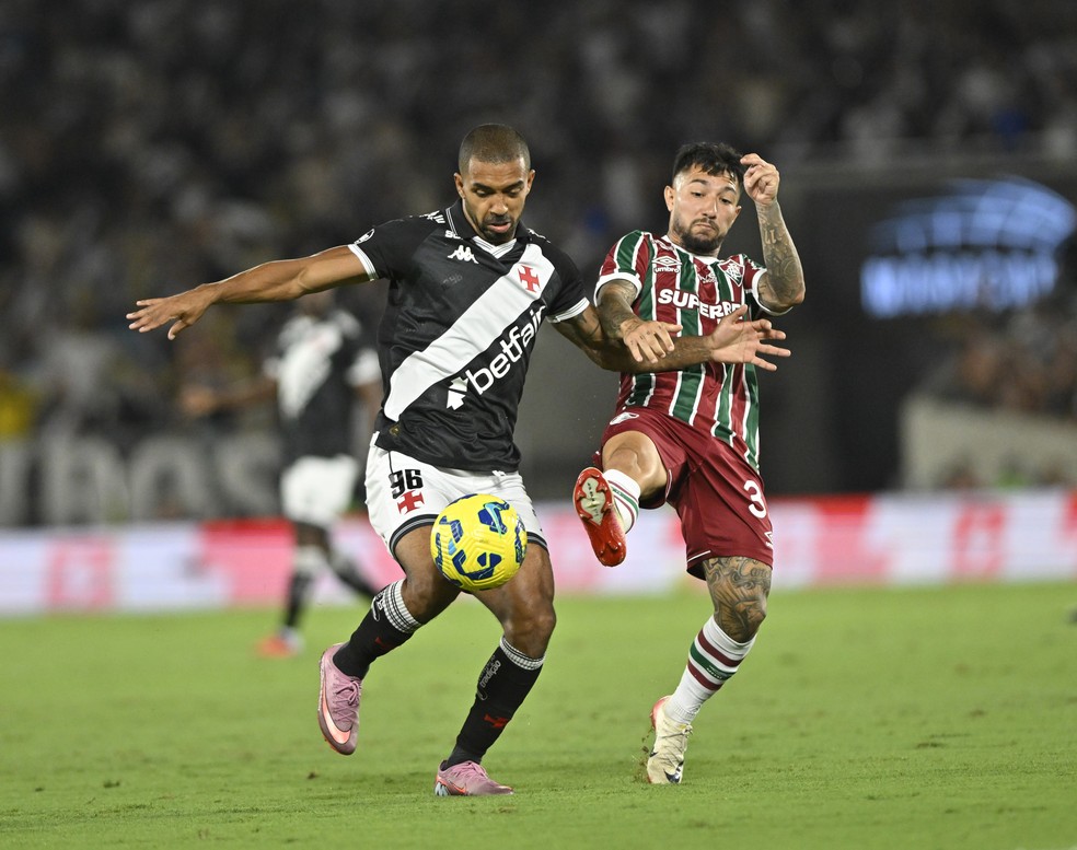 Paulo Henrique disputa a bola com Lucho Acosta durante jogo de ida da semifinal da Copa do Brasil &mdash; Foto: Andr&eacute; Dur&atilde;o