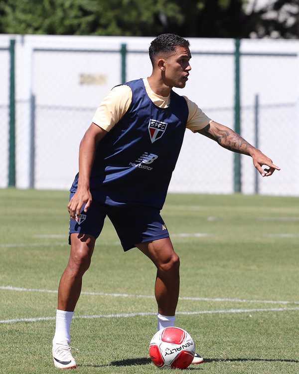 SUPERANDO AS EXPECTATIVAS! Após lesões, jovem do São Paulo se destaca e ganha a titularidade