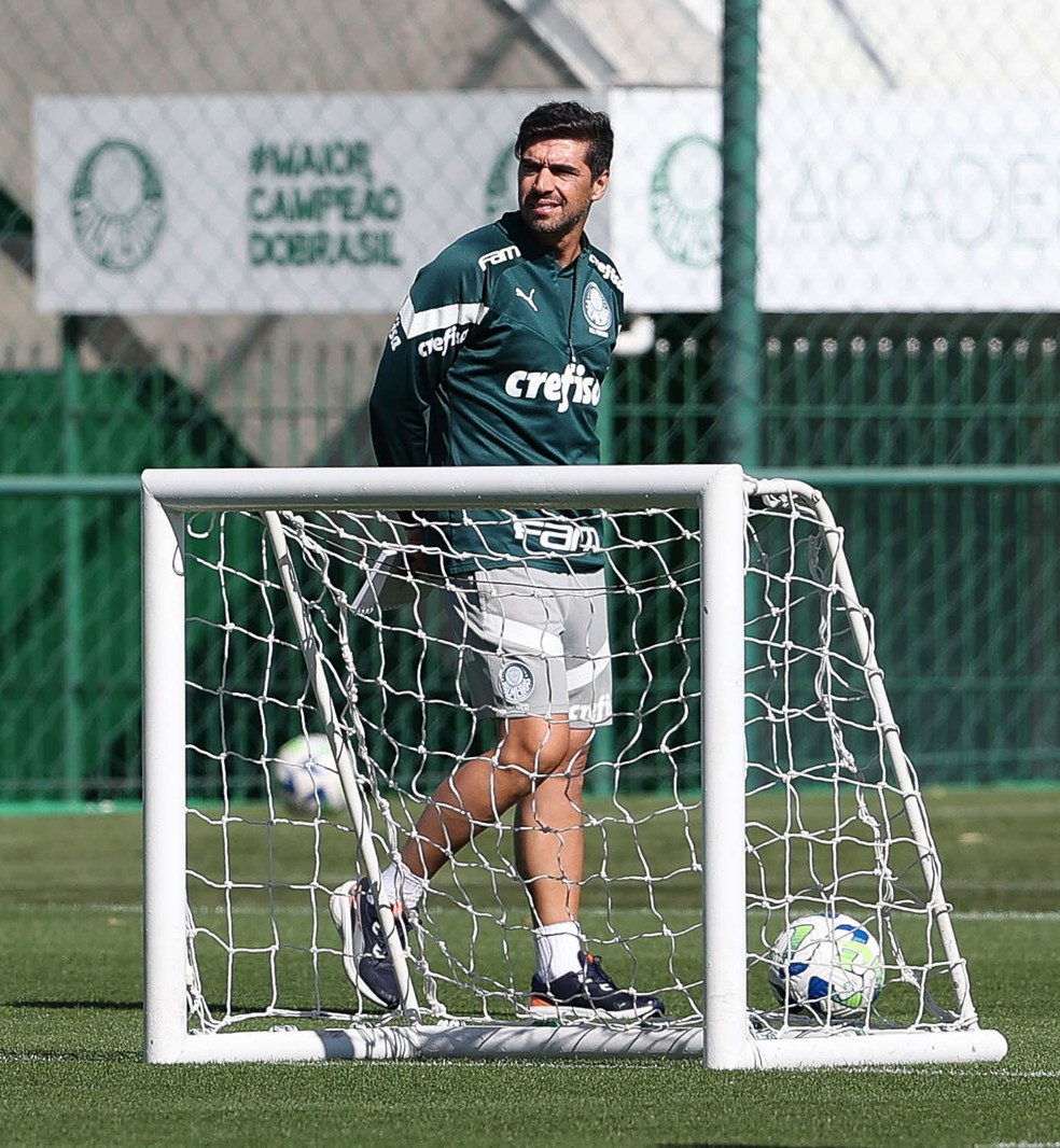 Abel Ferreira em treino do Palmeiras na Academia de Futebol — Foto: Cesar Greco/Palmeiras