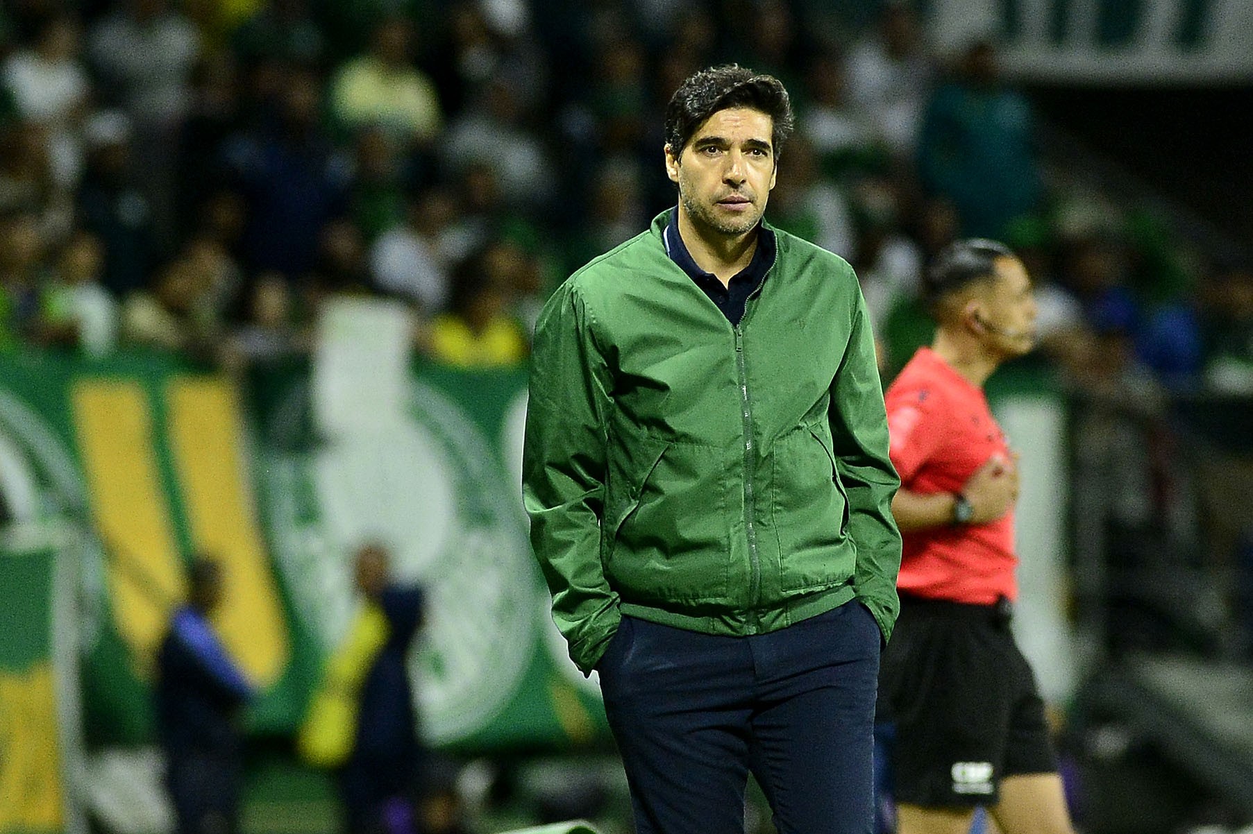 Abel elogia vitória do Palmeiras e cobra reflexão séria sobre escolhas de convocados