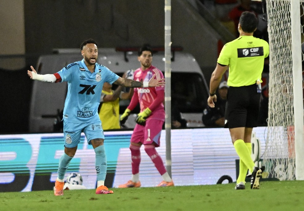 Neymar reclama com o árbitro em Flamengo x Santos — Foto: André Durão