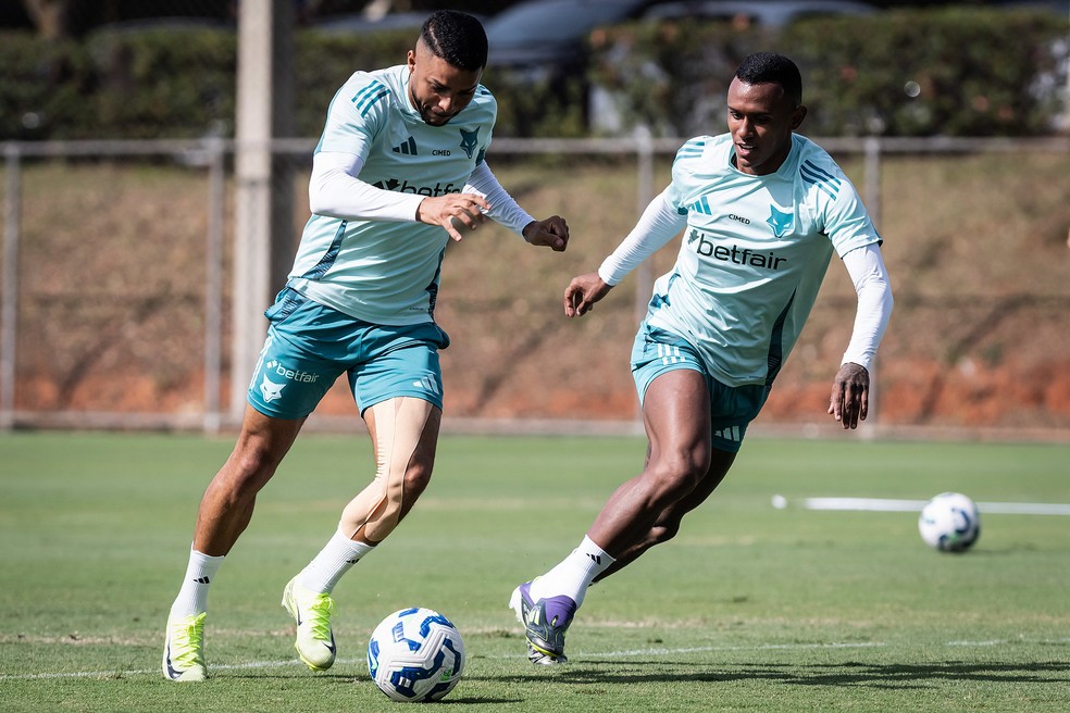 Wanderson e Marquinhos durante treino do Cruzeiro — Foto: Gustavo Aleixo/Cruzeiro