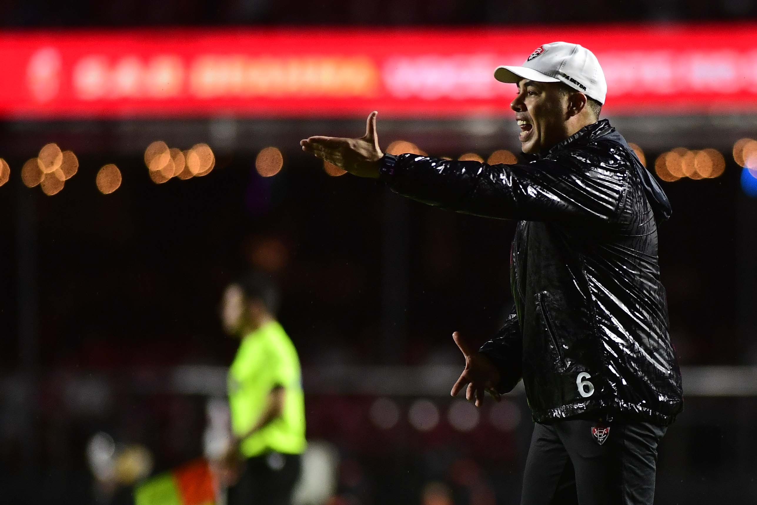 Jair Ventura diz que Vitória vai fazer representação contra arbitragem após derrota para o São Paulo