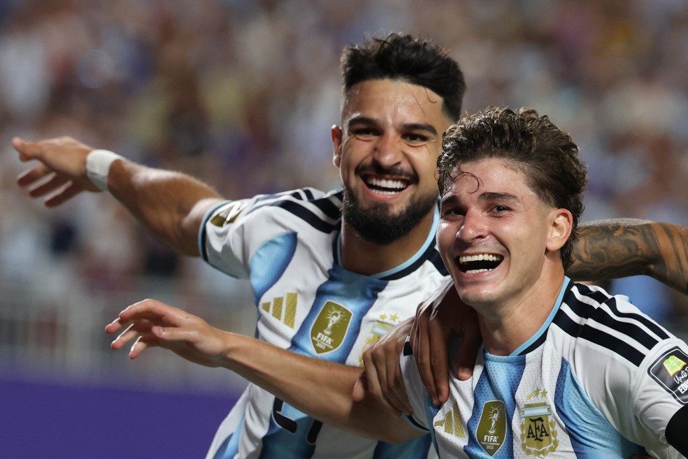 Flaco López e Julián Álvarez comemoram gol da Argentina sobre a Suíça — Foto: AFP