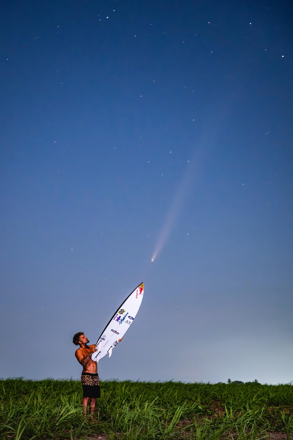 Italo Ferreira repete parceria com fotógrafo em registro de "cometa do século" — Foto: Marcelo Maragni/Red Bull