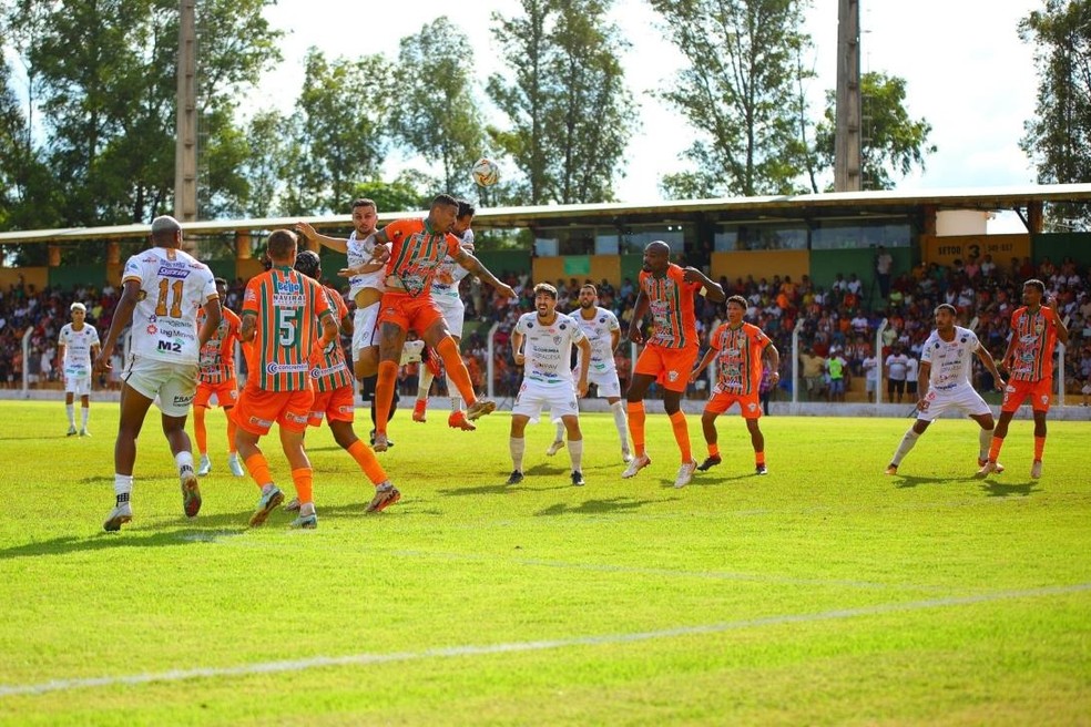 Jacaré do Conesul e Carijó da Avenida fizeram jogo movimentado no Virotão, mas sem gols. — Foto: @polygon_fotografia